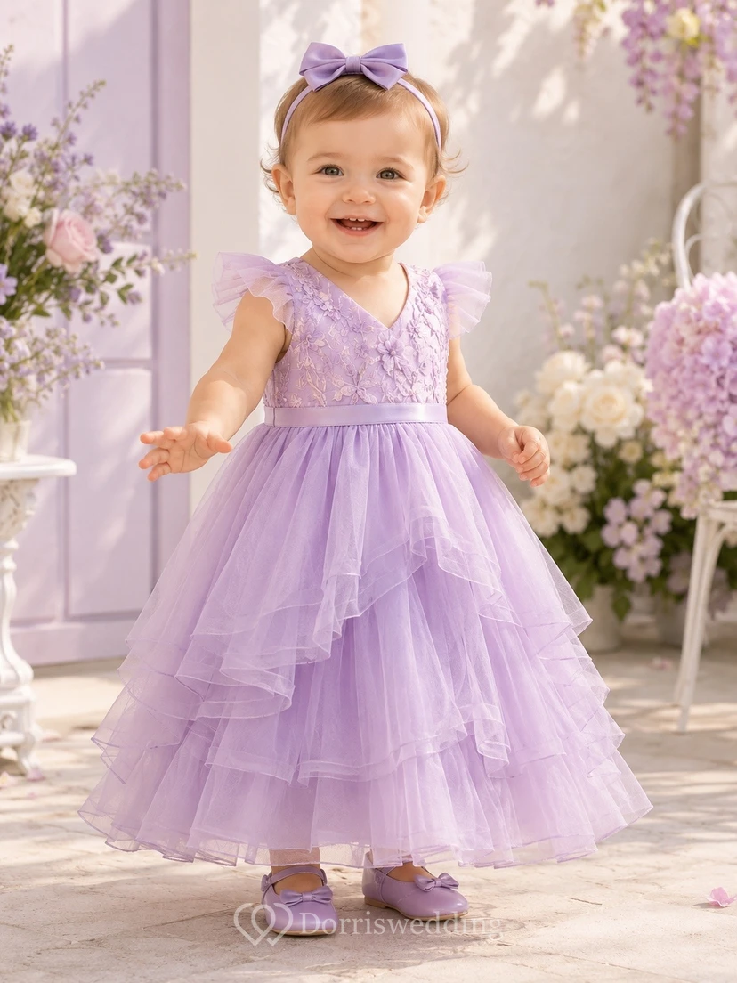 Vestido de bautizo de bebé de corte A, largo midi, con mangas cortas y tul color lavanda.