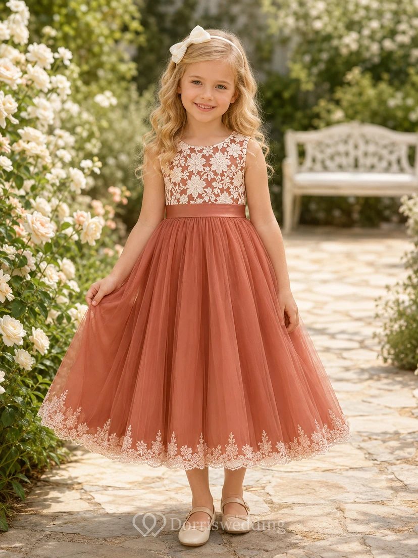 Robe de demoiselle d'honneur en tulle et dentelle orange terracotta, coupe trapèze, avec applications florales sans manches et ourlet festonné.