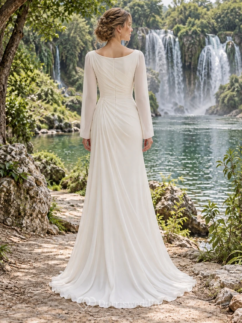 Vestido de novia sencillo de gasa con escote barco, mangas largas y fruncido lateral, largo hasta el suelo. view 2