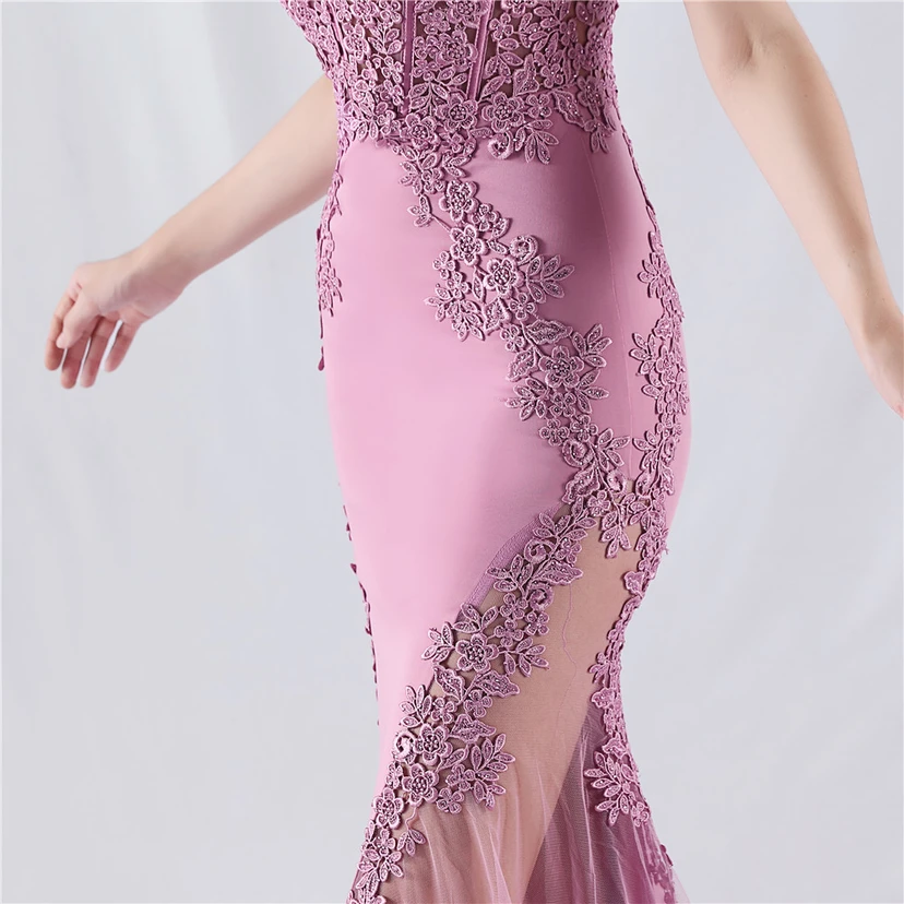 Robe de soirée à col montant en dentelle et perles, ornée d'un gilet à chevrons et d'un haut en dentelle. view 50
