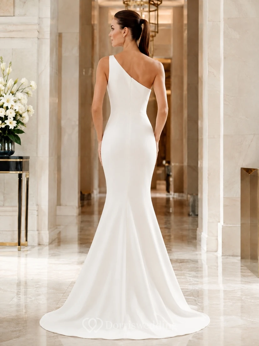 Elegantes Brautkleid aus Satin mit One-Shoulder-Ausschnitt, Meerjungfrauen-Schleppe und bodenlangem Schnitt. view 2