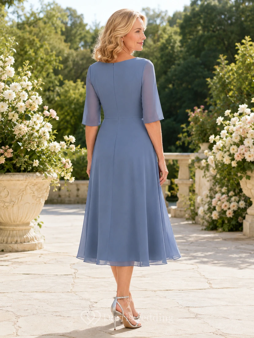 Elegantes, stahlblaues Chiffonkleid in Teelänge mit U-Boot-Ausschnitt, Ellbogenärmeln und geraffter Taille – ideal für die Mutter der Braut. view 2