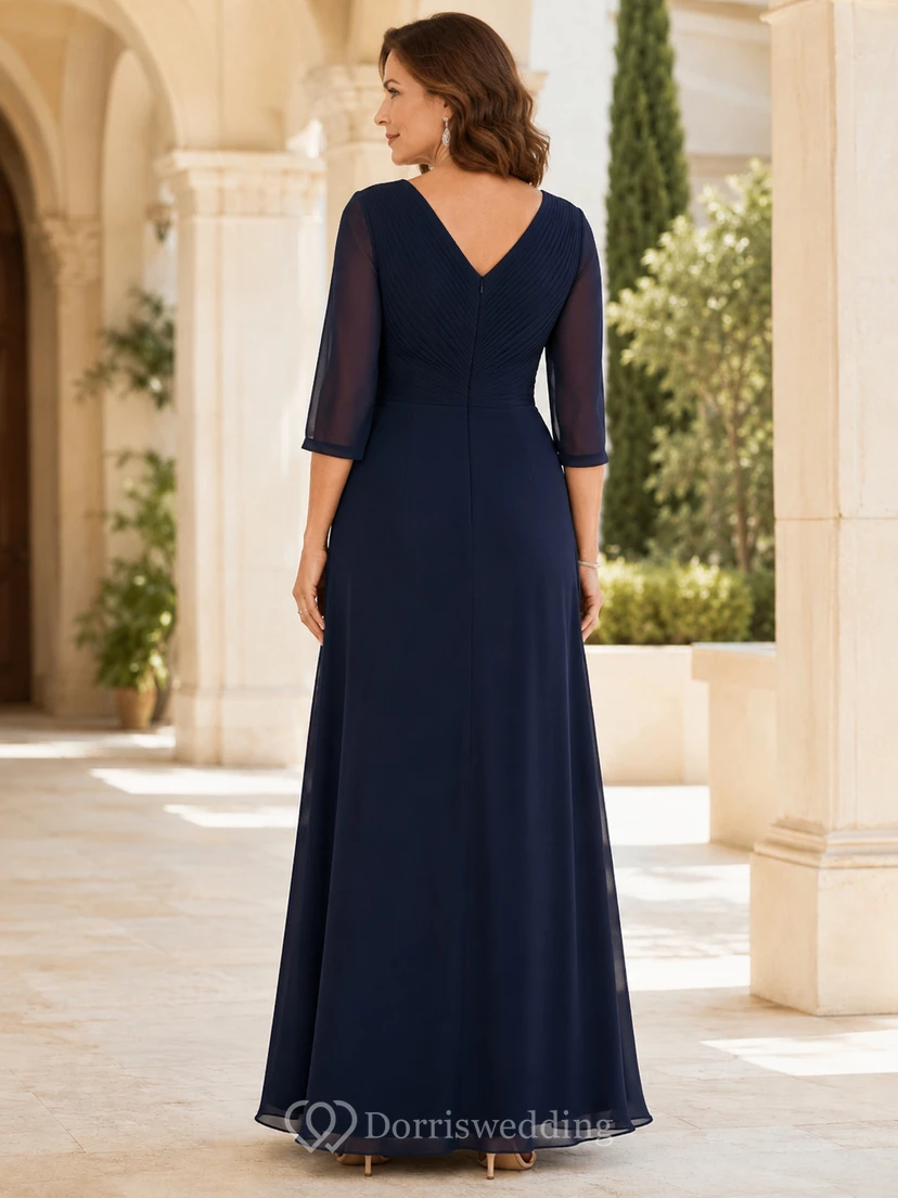 Dunkelblaues, schlichtes, bodenlanges A-Linien-Chiffonkleid für die Mutter der Braut mit V-Ausschnitt, transparenten Dreiviertelärmeln und plissierter Taille. view 2