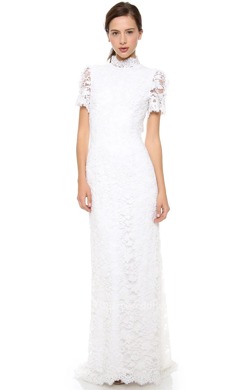Vestido largo de encaje con escote alto y espalda con abertura.