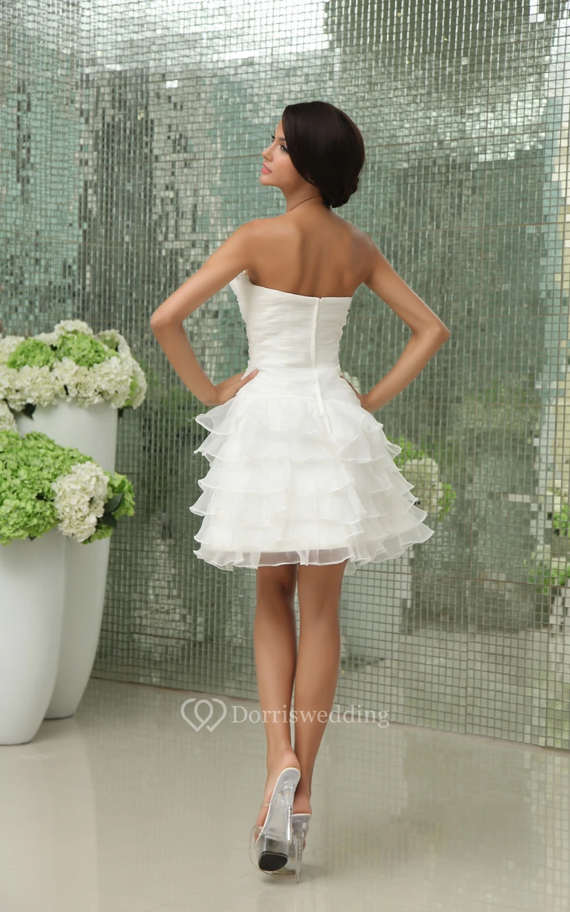 Lebhaftes, trägerloses kurzes Kleid mit Applikationen und Rüschen view 6