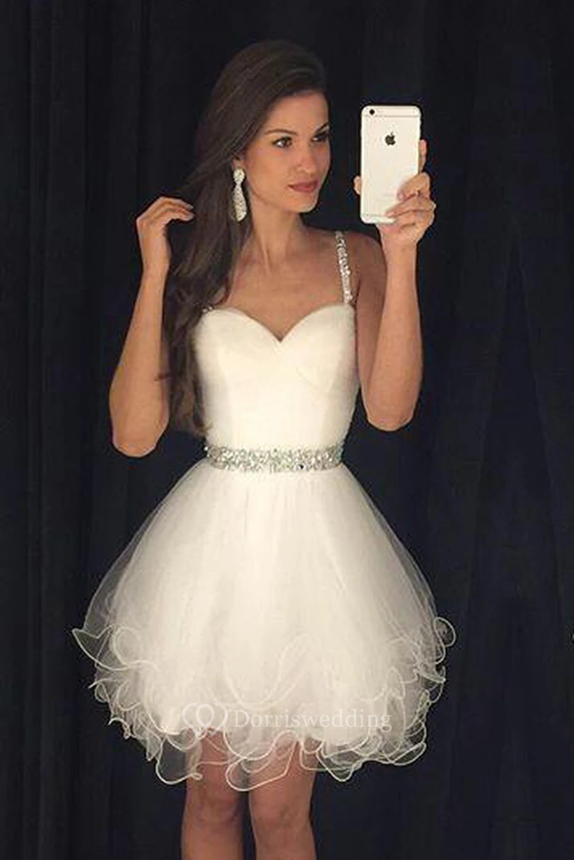 Robe courte en organza à fines bretelles perlées et décolleté en cœur