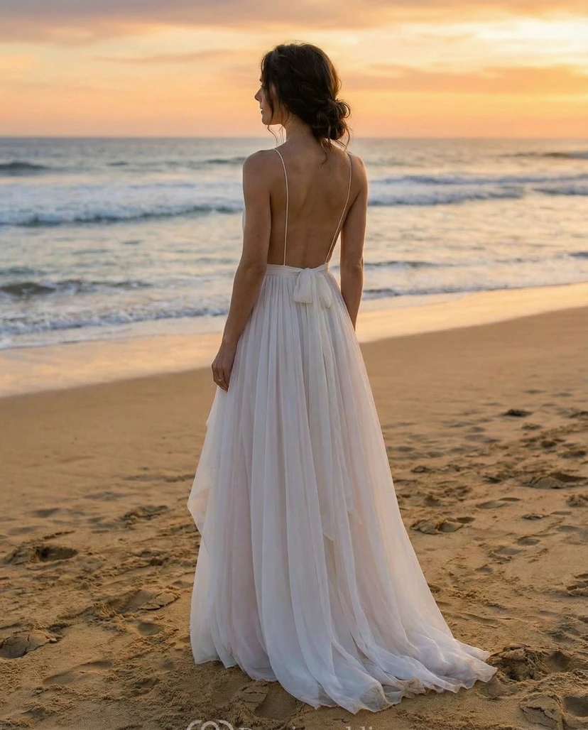Robe fourreau en mousseline à fines bretelles et décolleté plongeant en V view 2