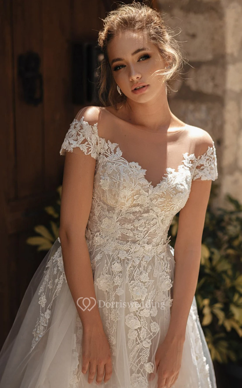 Vestido de novia moderno de tul con hombros descubiertos, manga corta, apliques de encaje y botones. view 4