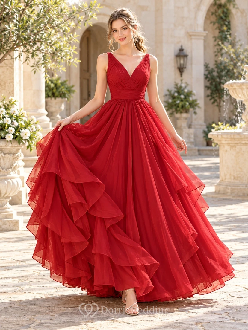 Robe de bal rouge en mousseline fluide, sans manches, à col en V et corsage froncé.