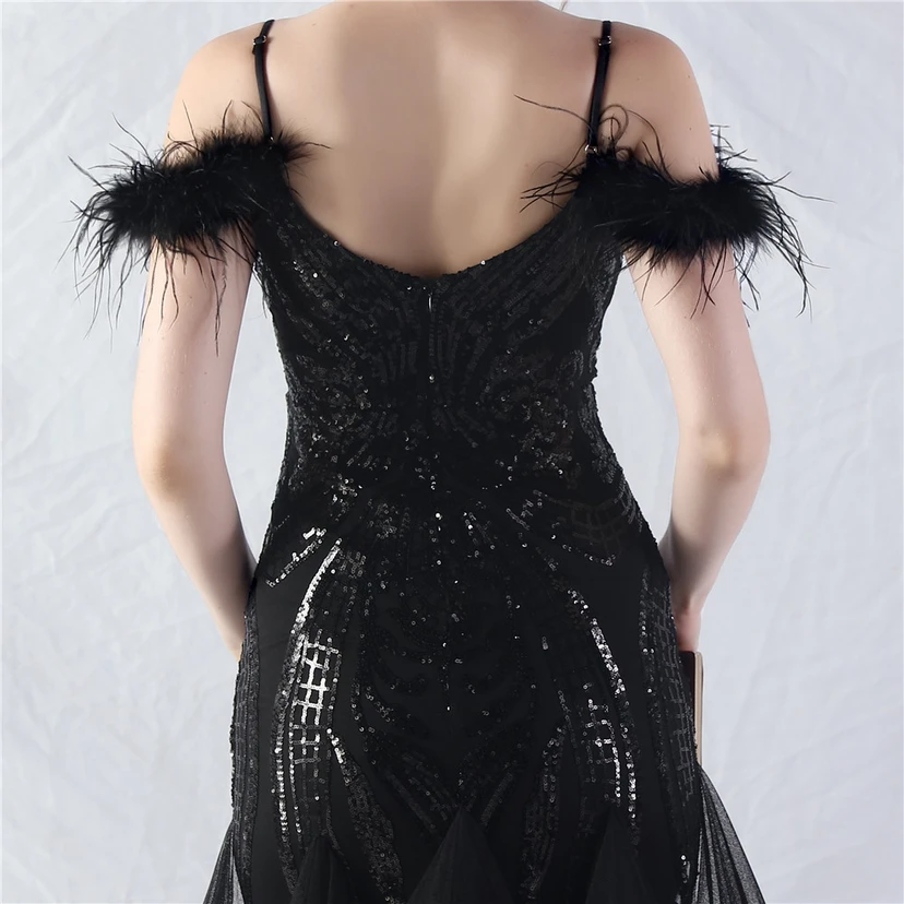 Robe de danse artisanale en filet rigide orné de plumes d'autruche, de perles et de fleurs, confectionnée en maille. view 76