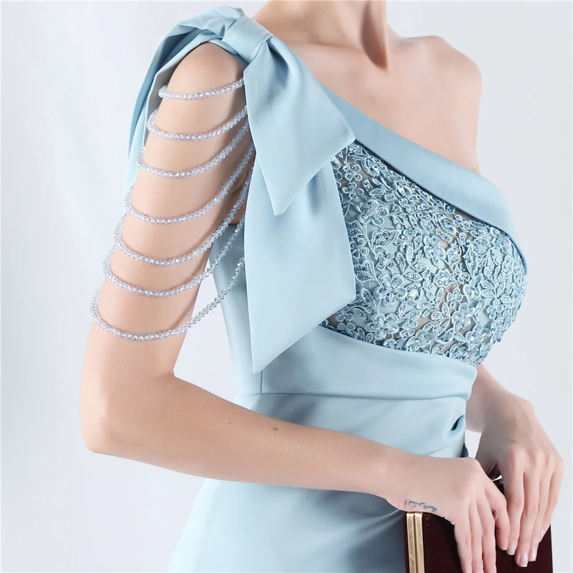 Vestido de noche de satén de alta gama con encaje de diamantes y diseño artesanal. view 40