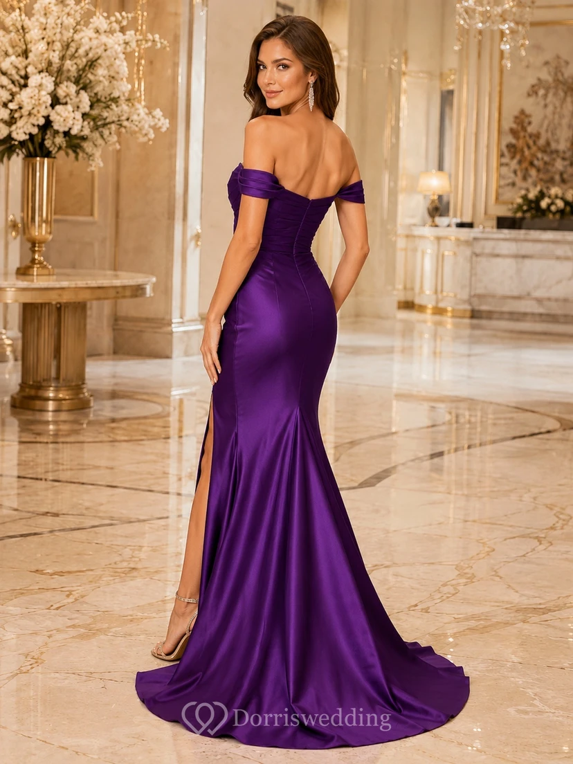 Pflaumenfarbenes, schulterfreies, gerafftes Abendkleid aus Stretch-Satin mit Meerjungfrauenschnitt und Schleppe in Meerjungfrauenform view 2