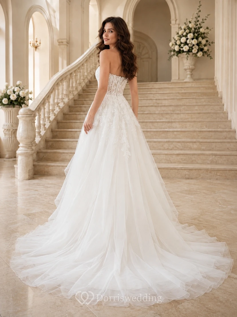 Robe de mariée bustier en dentelle florale, coupe trapèze, corset en tulle et traîne chapelle view 2
