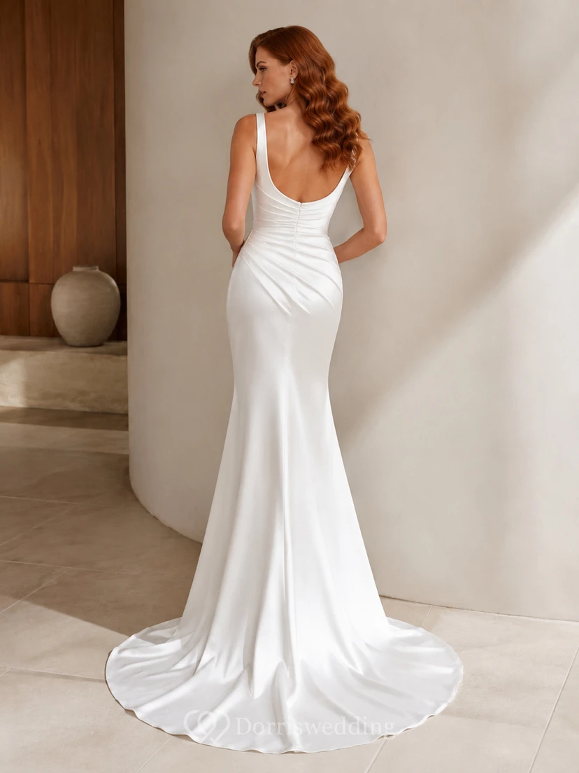 Robe de mariée moderne en satin fourreau à bretelles spaghetti et col bénitier, avec traîne balayée et fronces. view 2