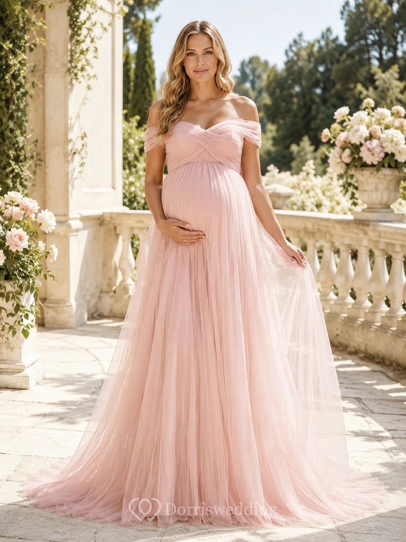 Vestido de maternidad romántico color rosa empolvado con hombros descubiertos, mangas cortas, tul, corte imperio y cola larga.