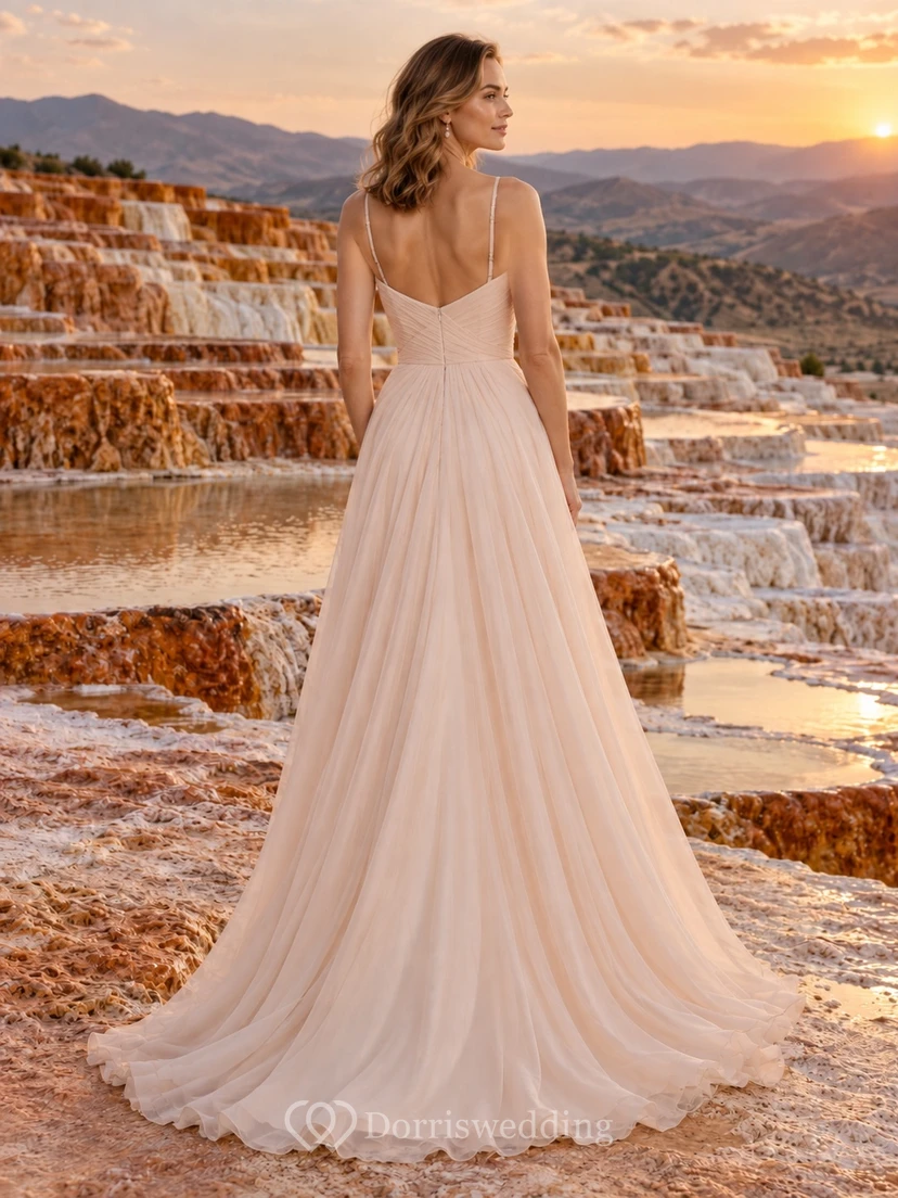 Vestido de novia sencillo de gasa color rosa empolvado con corpiño plisado y sin mangas. view 2