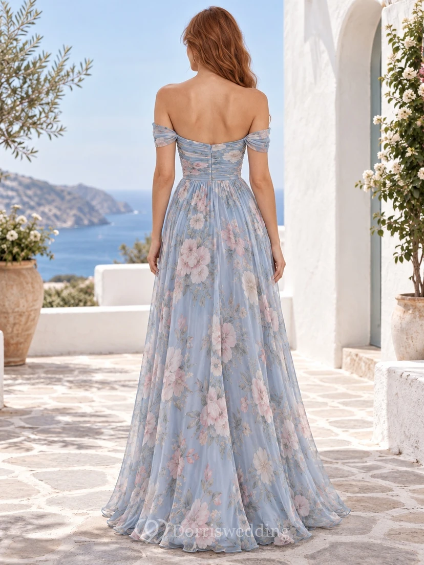 Vestido largo de dama de honor de gasa azul acero con estampado floral y escote corazón, estilo bohemio. view 2
