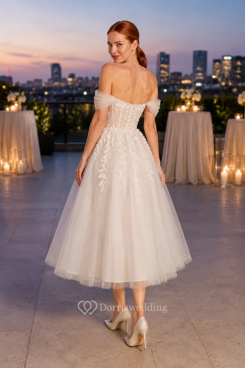 Robe de mariée mi-longue en dentelle à épaules dénudées et jupe en tulle view 2