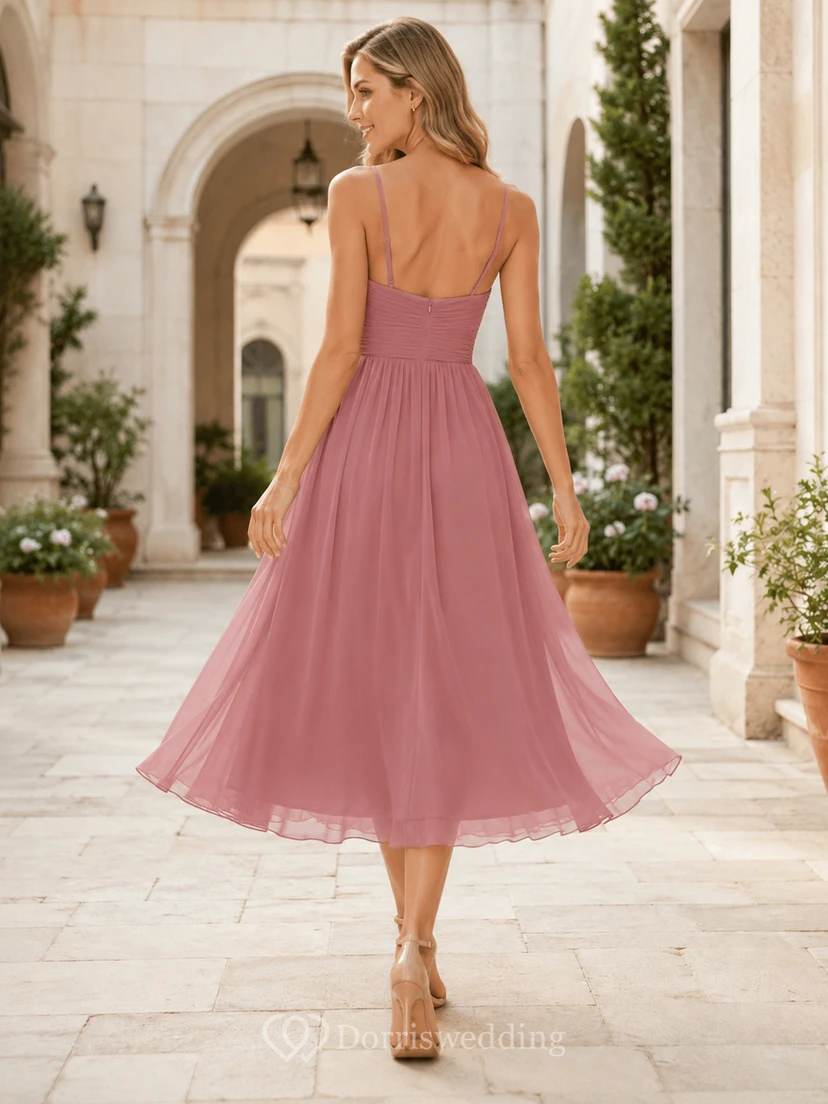 Robe de demoiselle d'honneur romantique en mousseline de soie rose poudré, coupe trapèze, longueur thé, décolleté cœur, sans manches, couleur Rosy Air view 2