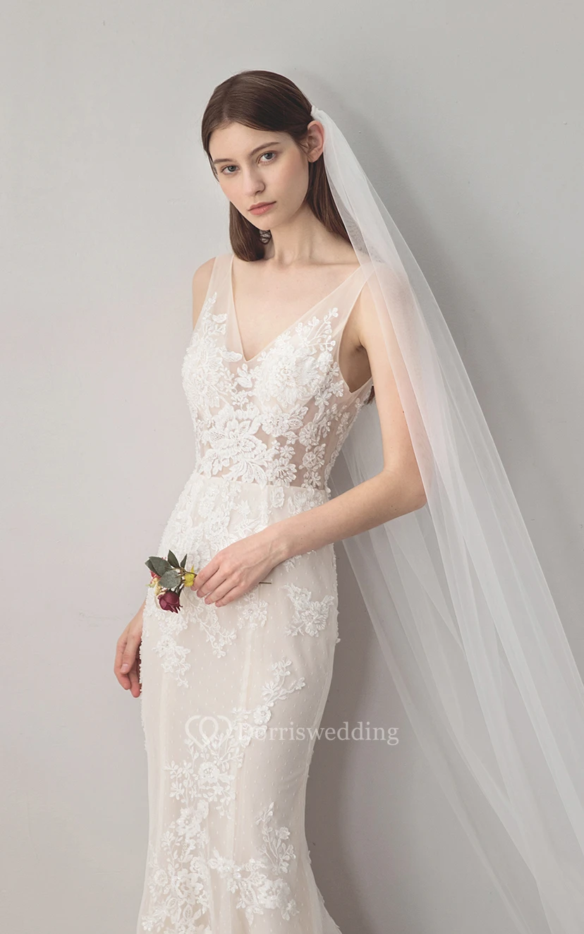 Robe de mariée sirène vintage simple, décolleté en V, sans manches, en dentelle et bustier illusion avec dos nu plongeant en V view 5