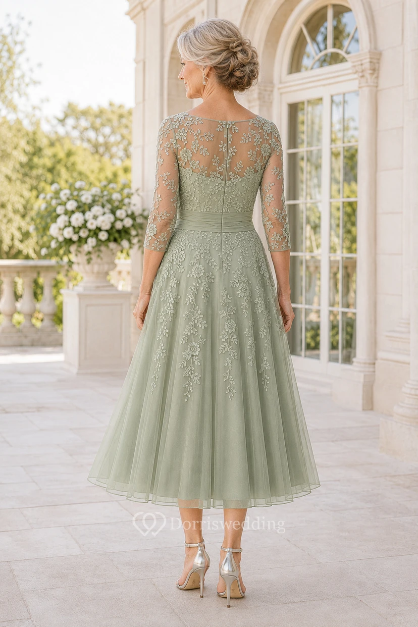 Robe de mariée en dentelle sauge et tulle, coupe trapèze, manches 3/4, encolure bateau, longueur thé view 2