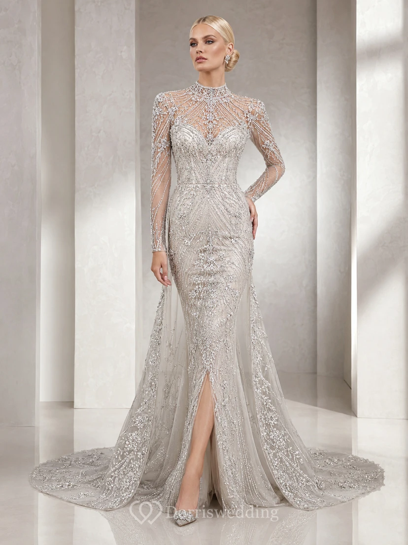Robe de mariée fourreau en dentelle fendue, col montant, manches illusion longues, fente chapelle