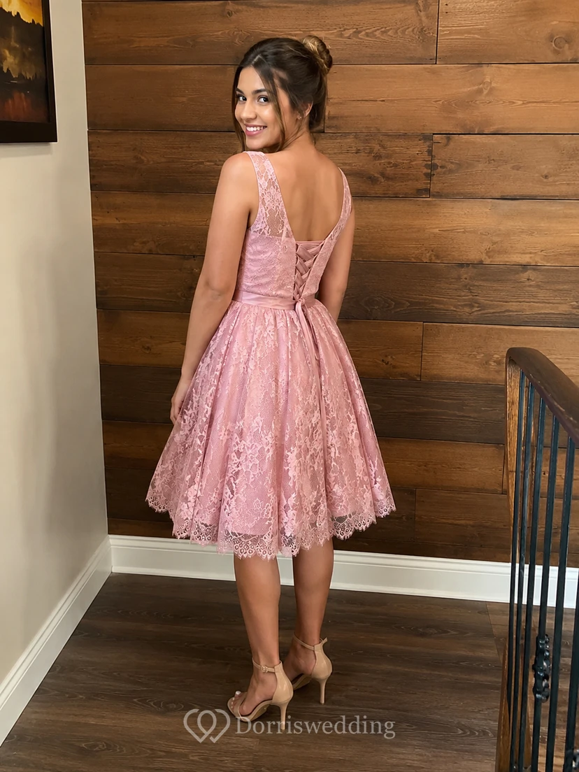 Robe trapèze arrivant au genou, manches courtes, ceinture en dentelle, plis et laçage view 9