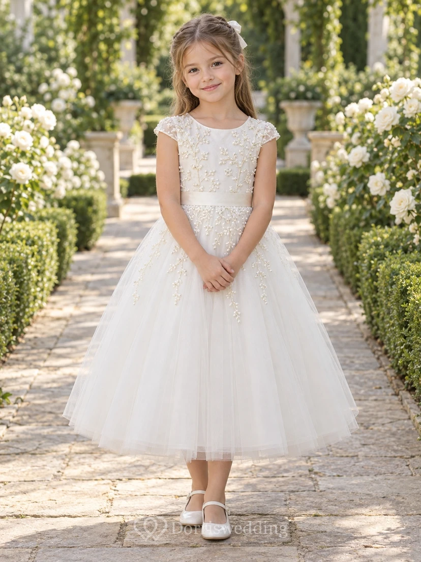 Vestido de niña de flores modesto, blanco, con estampado floral, corte en A, tul, mangas cortas y apliques.