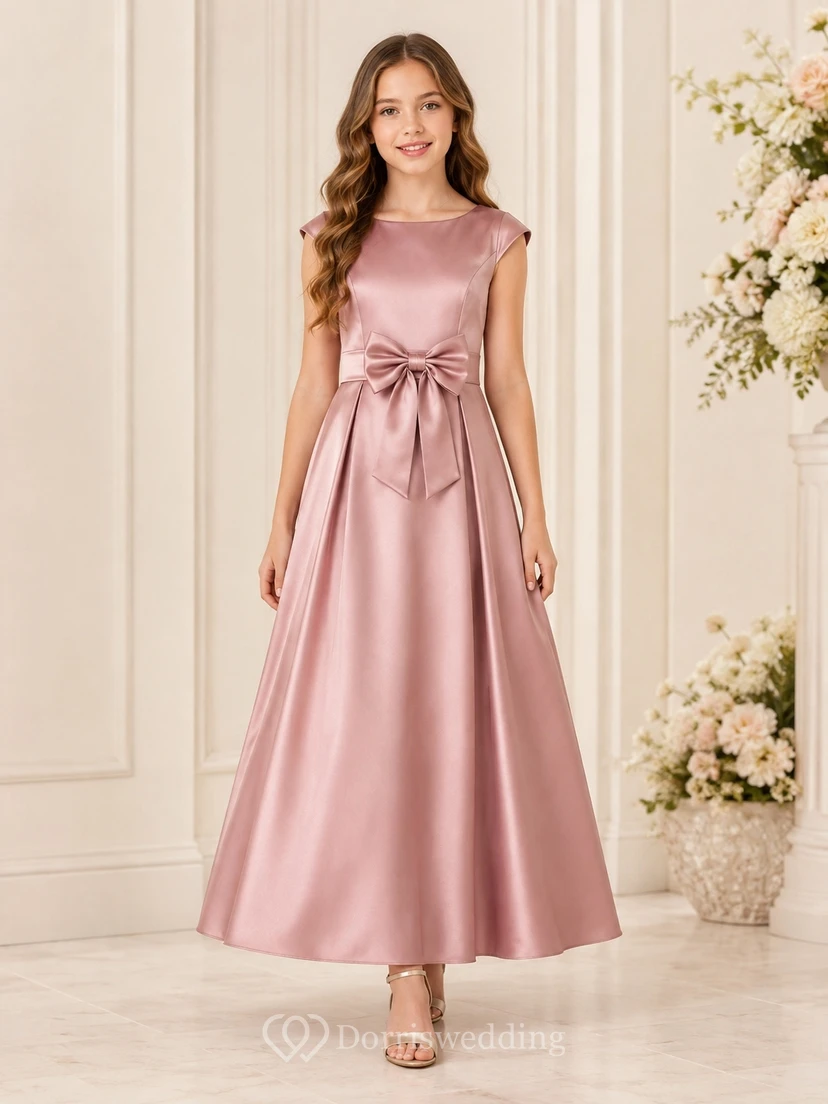 Vestido de dama de honor juvenil color rosa empolvado, corte en A, manga corta, detalle de lazo de satén elegante.