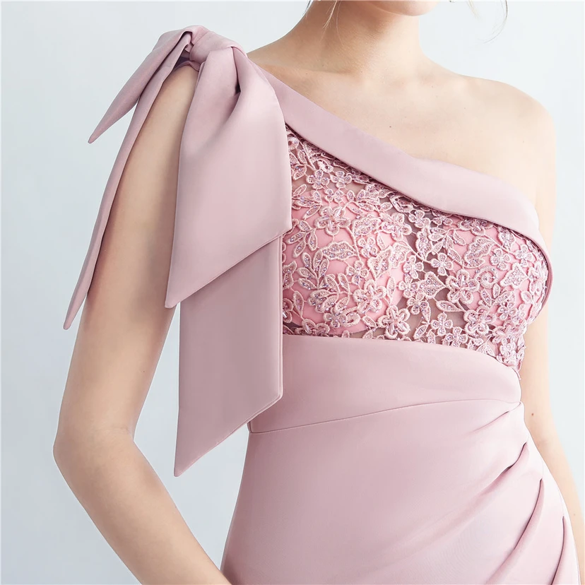 Elegantes Abendkleid aus Spitze mit Strassbesatz, Perlenverzierungen, schräger Schulterpartie, römischem Kragen und Seitenschlitz view 16