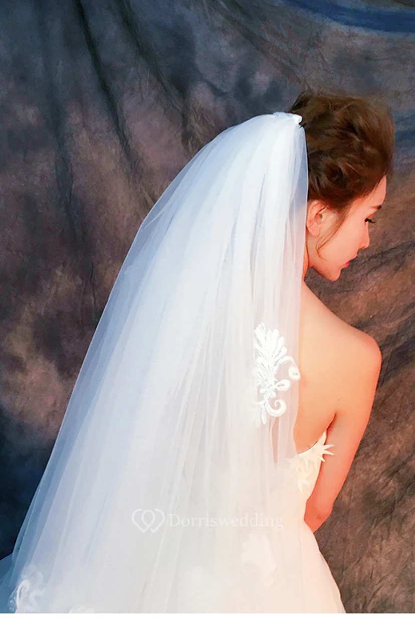Simple Puffy Short Tulle Wedding Veil with Appliques view 3