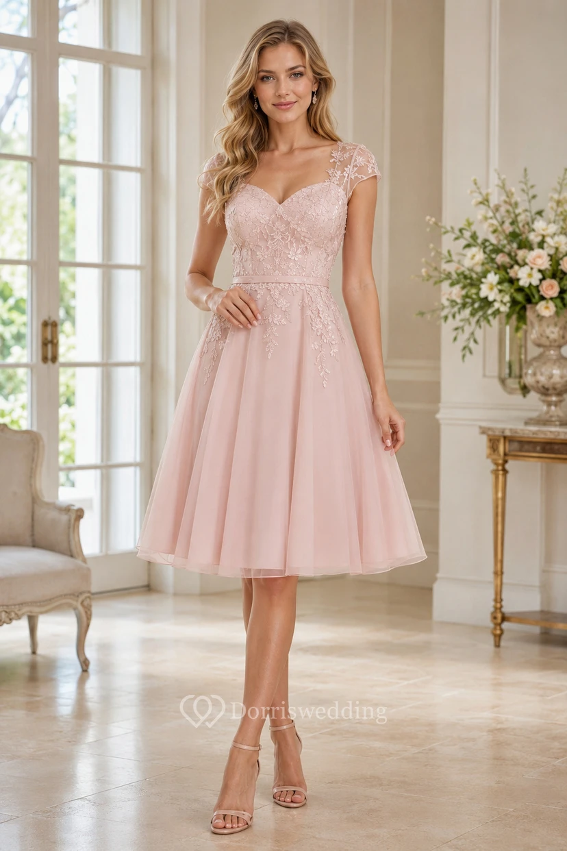 Vestido de cóctel de corte A hasta la rodilla en tul rosa empolvado con mangas cortas de encaje transparente.