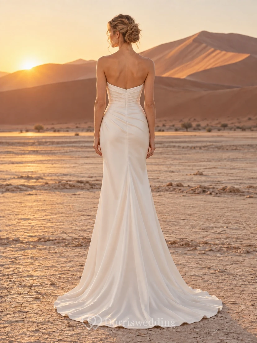 Vestido de novia sencillo sin tirantes, escote corazón, de satén, con corpiño drapeado y cola que llega hasta la cadera. view 2