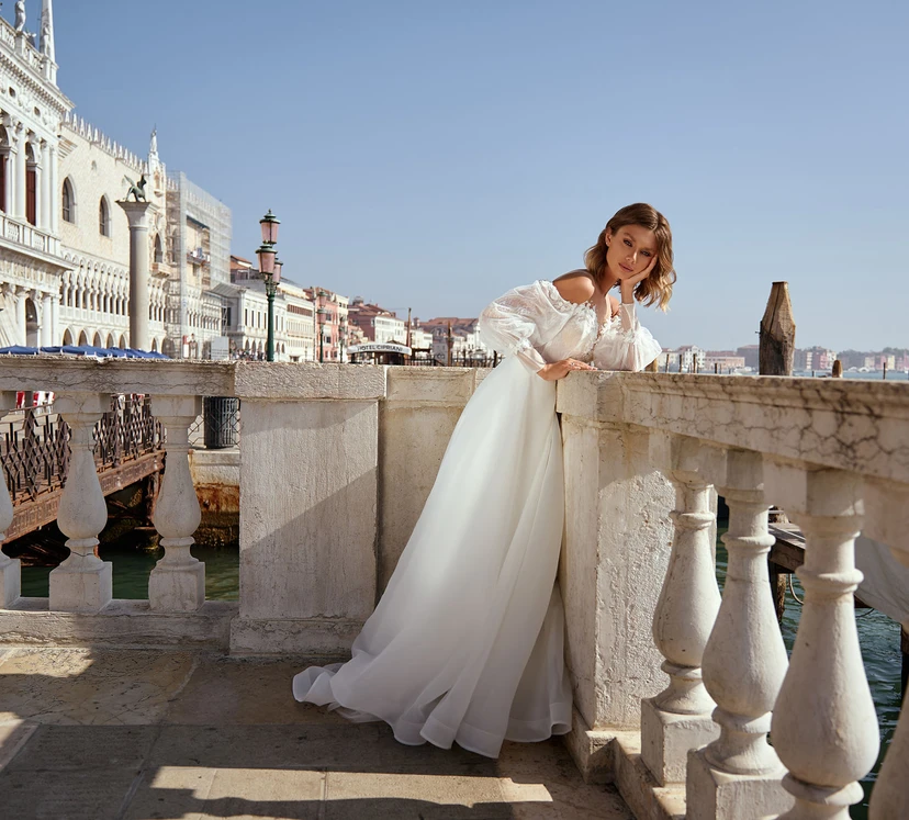Vestido de novia de corte imperio con mangas largas abullonadas y escote Bardot view 5