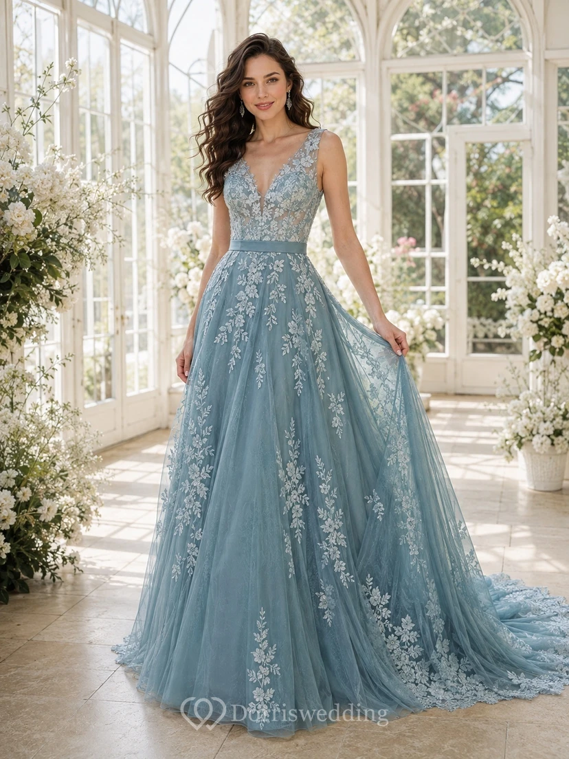 Robe de mariée romantique bleu ciel en dentelle et tulle, col en V, coupe trapèze, traîne chapelle