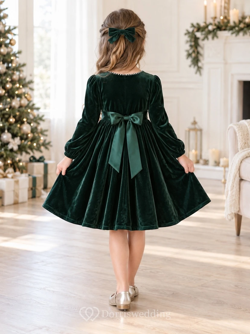 Langärmeliges, teelanges, grünes Samtkleid mit Perlenkragen und Blumenmädchen-Motiv, verziert mit einer Halsschärpe und Perlen. view 2