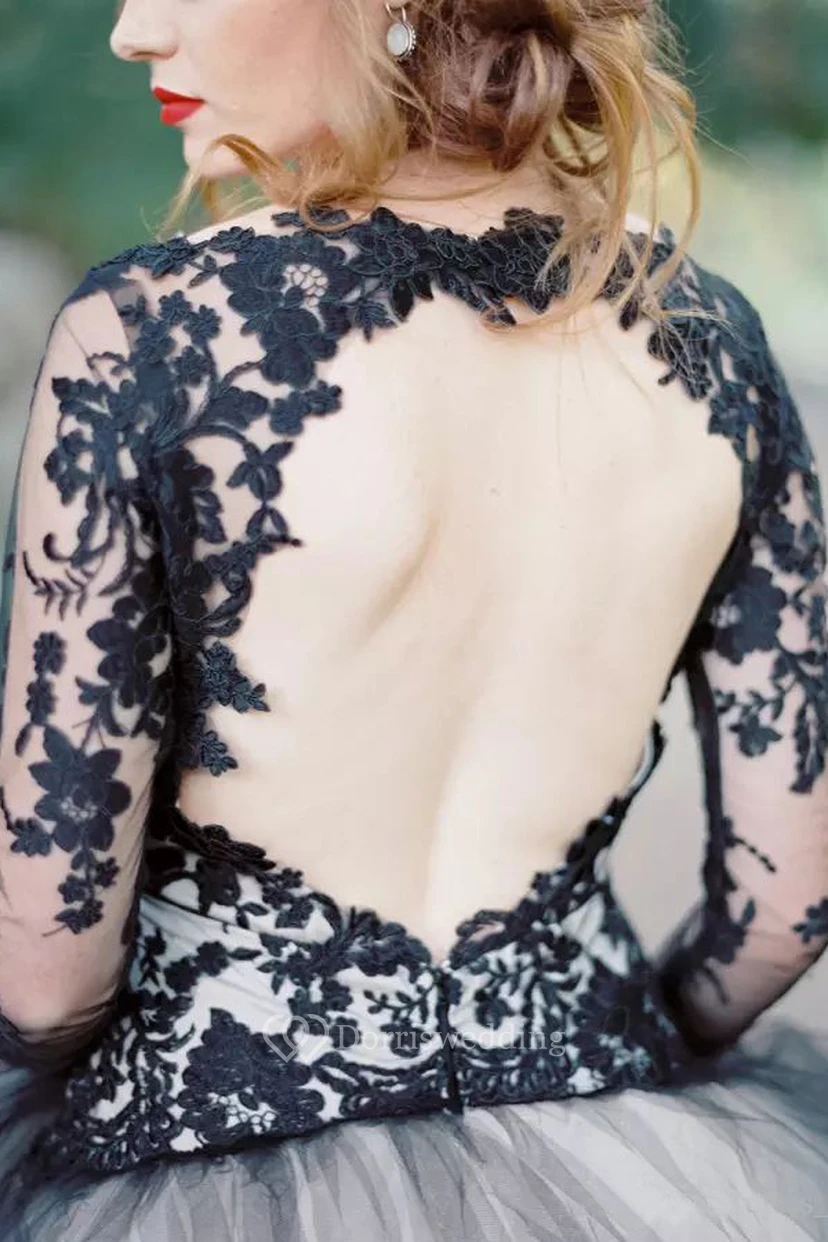 Robe de mariée vintage en tulle et dentelle, coupe trapèze, col en V, manches longues et dos nu en forme de goutte d'eau. view 4