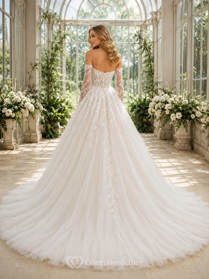 Trägerloses, herzförmiges Ballkleid mit floraler Spitze und romantischer Kapellenschleppe view 2