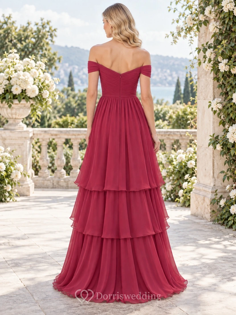 Vestido largo de dama de honor de gasa color frambuesa con escote corazón, hombros descubiertos y falda en línea A, fruncido y volantes. view 2