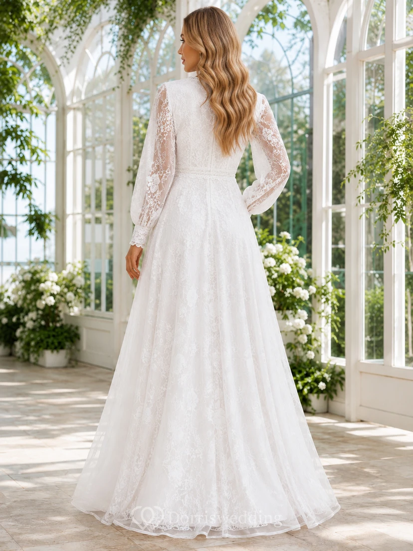 Robe de mariée romantique en dentelle, coupe trapèze, manches longues, décolleté en V illusion, style modeste view 2