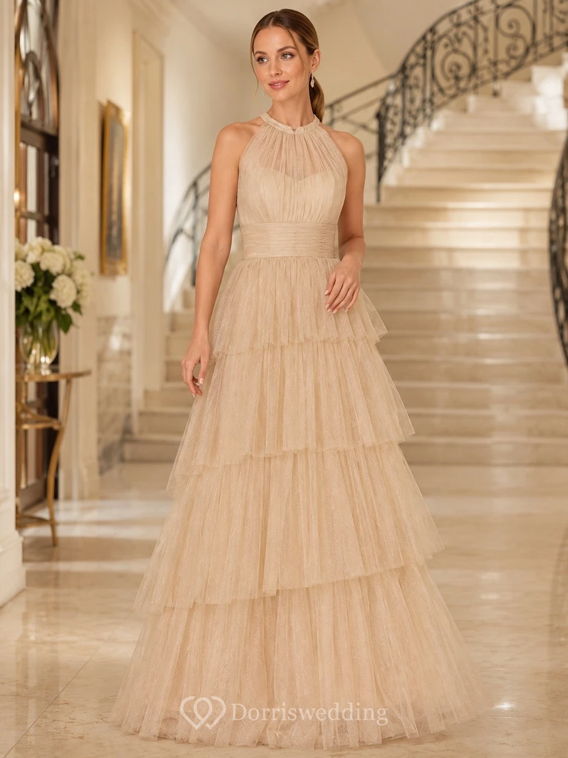 Vestido de gala color champán con cuello alto, mangas cortas y volantes escalonados