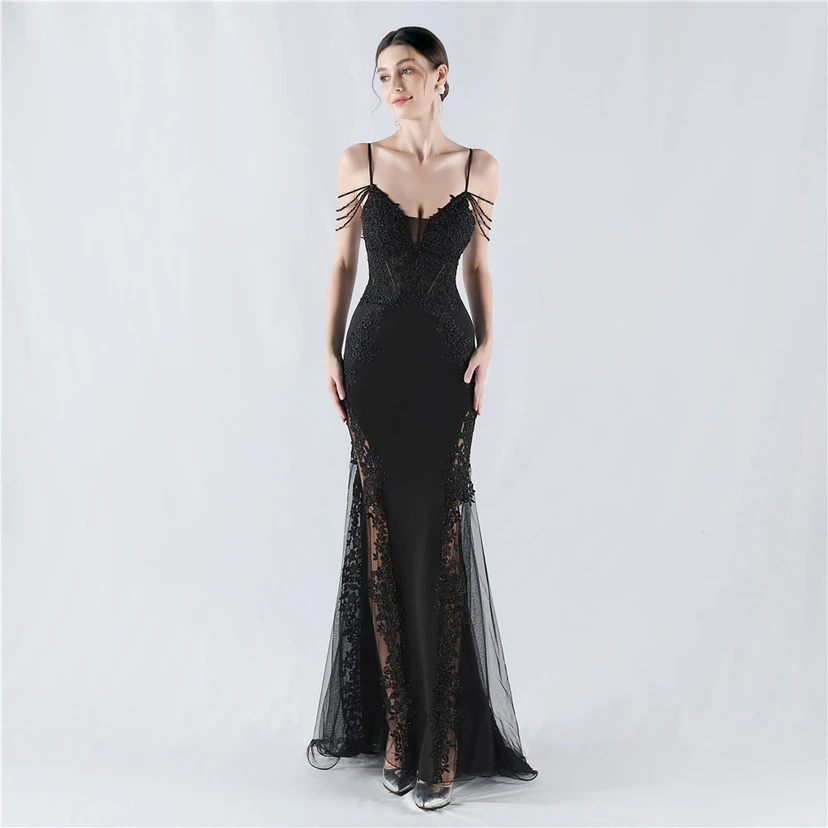 Robe de soirée à col montant en dentelle et perles, ornée d'un gilet à chevrons et d'un haut en dentelle. video preview