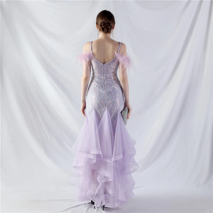 Robe de danse artisanale en filet rigide orné de plumes d'autruche, de perles et de fleurs, confectionnée en maille. view 46