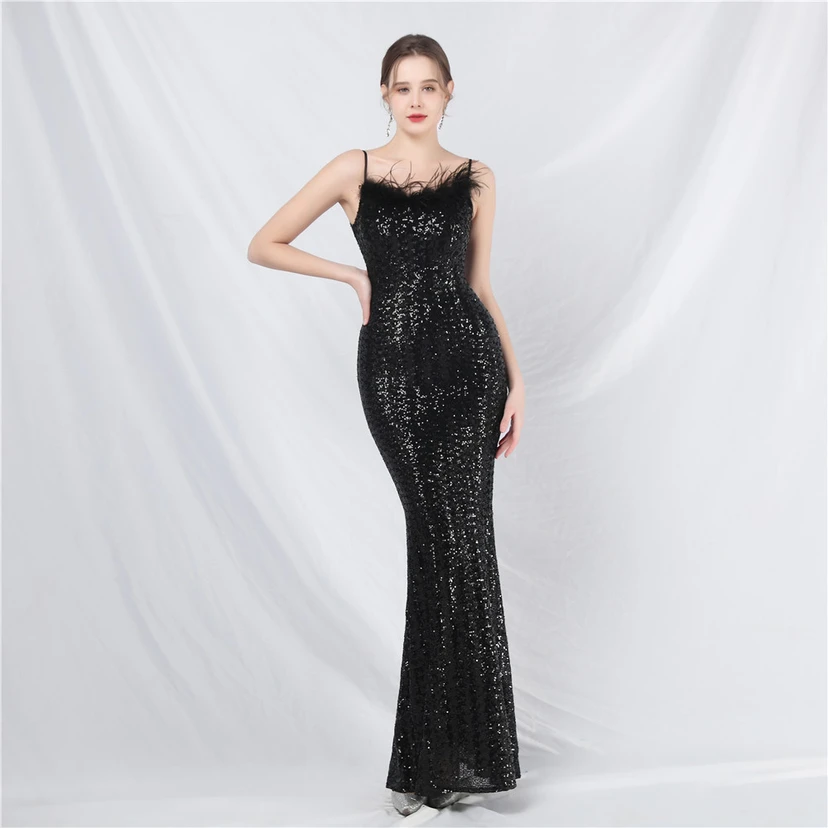 Robe de soirée de luxe ornée de plumes d'autruche et de sequins, idéale pour un banquet. video preview