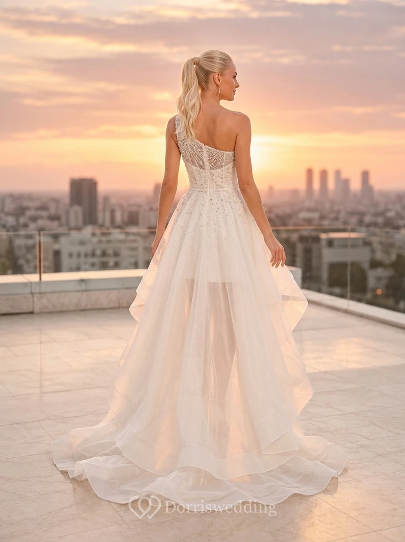 Robe de mariée asymétrique en dentelle avec traîne en tulle et épaule dénudée. view 2