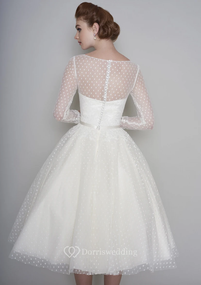 Vestido de novia vintage de tul con escote barco y corazón, manga larga y largo hasta la rodilla view 2