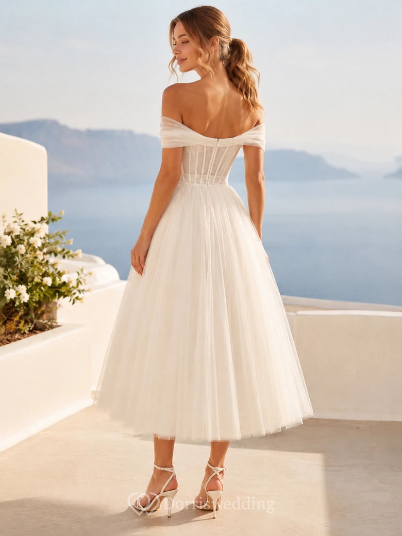 Vestido de novia romántico de tul con corsé y hombros descubiertos, largo hasta la rodilla, para una boda en la playa. view 2