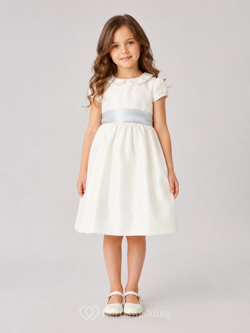 Vestido de niña de las flores de satén color marfil con corte en A, fajín azul y falda a la altura de la rodilla.