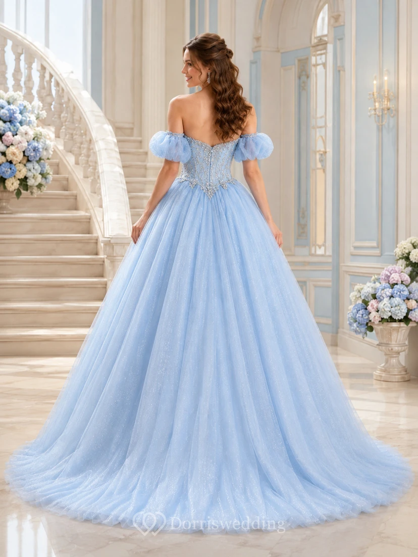 Himmelblaues schulterfreies Ballkleid mit Puffärmeln und Glitzertüll, Kapellenschleppe, Quinceañera-Kleid view 2