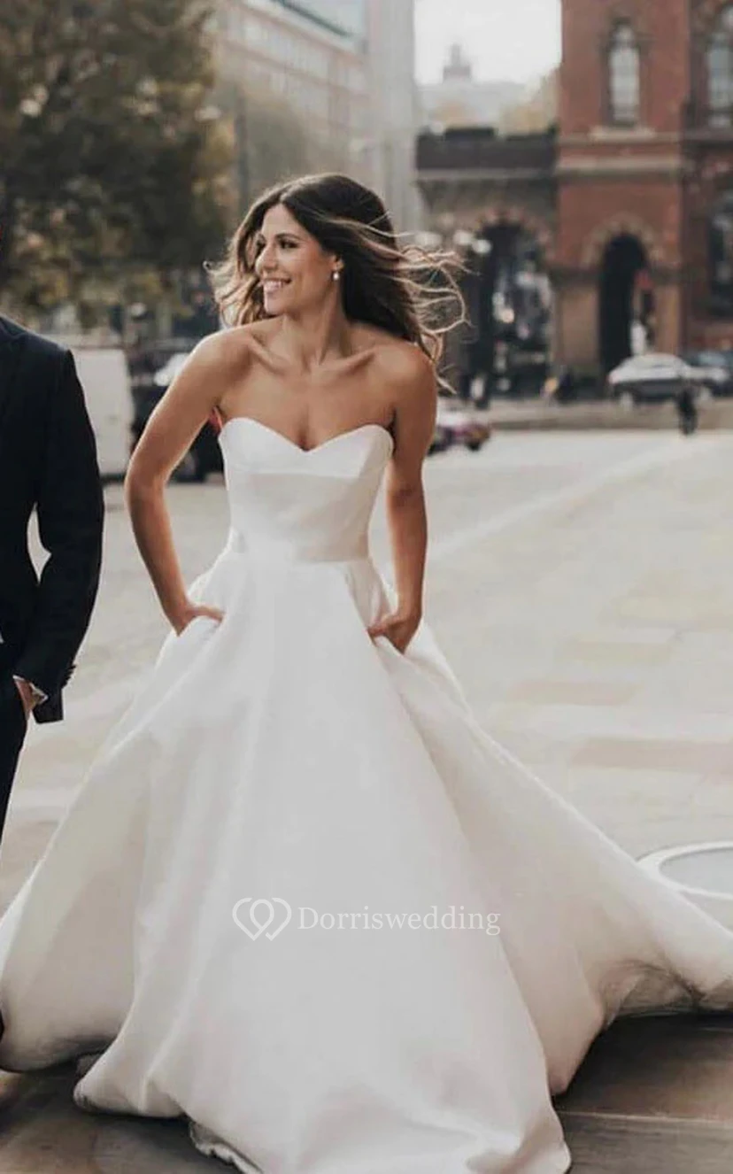 Vestido de novia de satén de corte A con escote corazón y cola larga. view 2